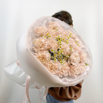 Букет из стойких диантусов и ромашки