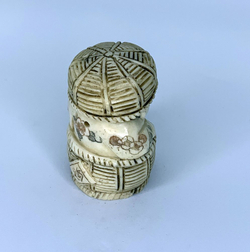 Нэцкэ Ребенок прячется в плетеной корзине