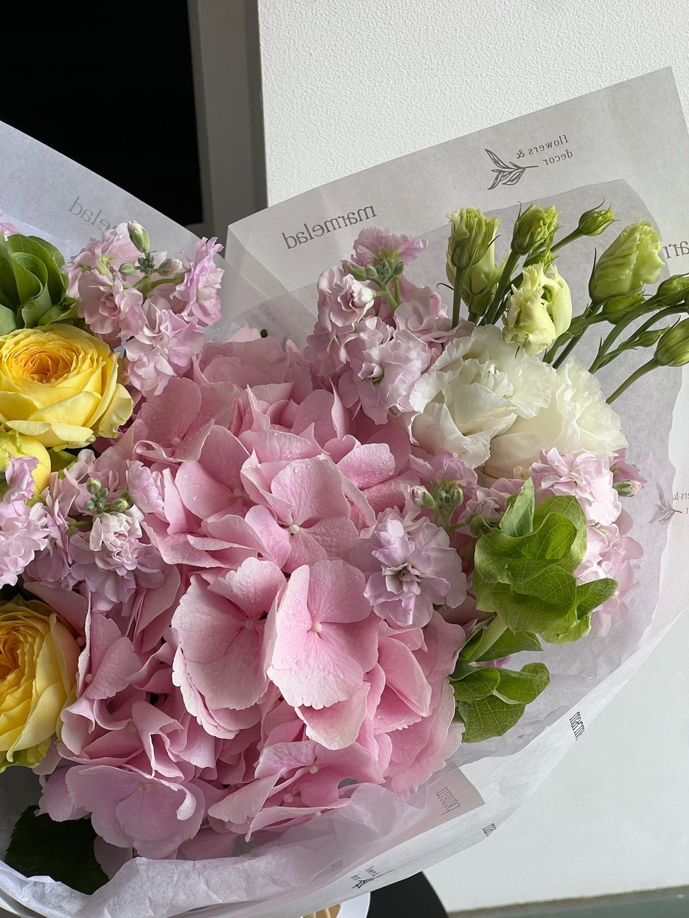 Букет сборный с гортензией, лизиантусом, маттиолой и молуцелой