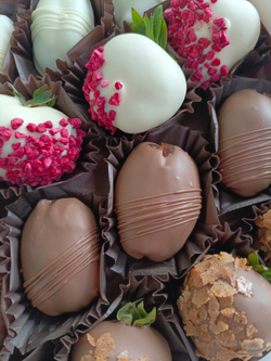 Клубника в шоколаде и финики в шоколаде