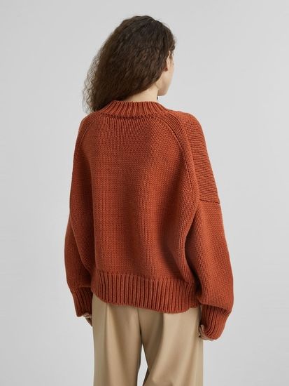 AIM крупной вязки с V-образным вырезом. Цвет Терракот. 50% шерсть мериноса.