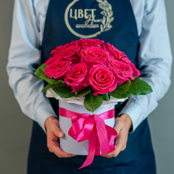 Малиновые розы в шляпной коробке