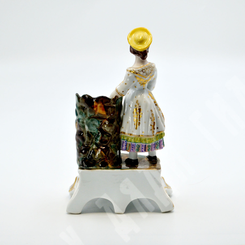 Дама в национальном костюме .Ваза. Фарфор, глазурь, роспись. Эдме Самсон (Edme Samson & C), Франция.