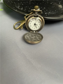 Часы с карабином и цепочкой