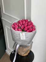 Букет из 35 ярко-розовых тюльпанов