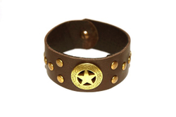 Стильный оригинальный российский коричневый браслет из натуральной кожи с жёлтыми заклёпками и звездой TRONIN N-67