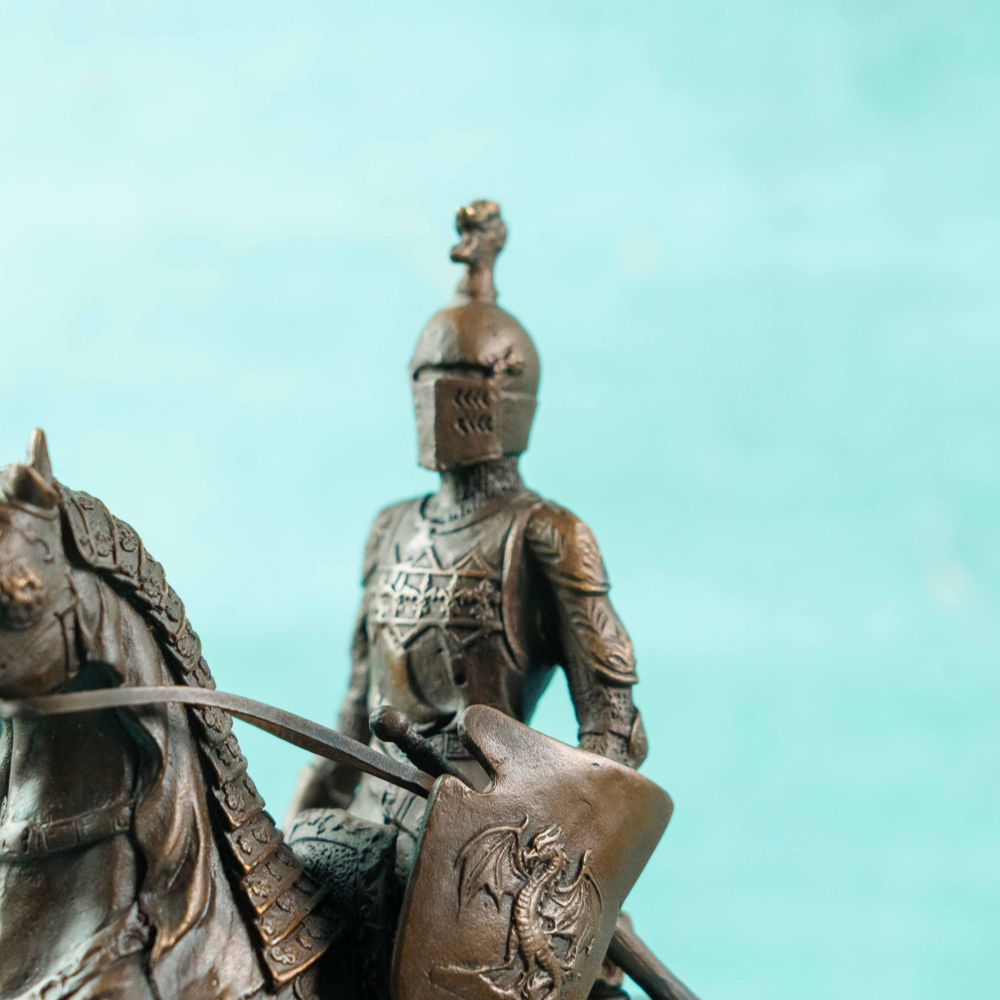 Настольная кабинетная скульптура «Конный рыцарь с копьем»
