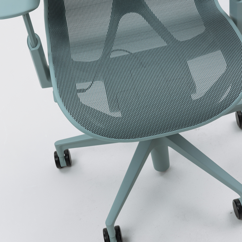 Кресло Herman Miller Cosm, высокая спинка, цвет Glacier, регулируемые подлокотники
