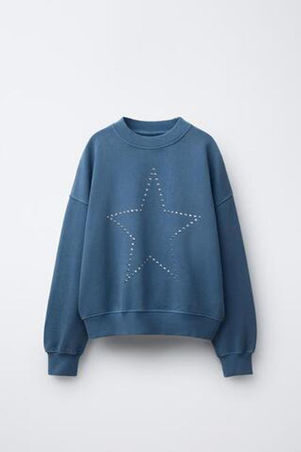ZARA ТОЛСТОВКА С ЭФФЕКТОМ ПОТЕРТОСТИ, ЗВЕЗДОЙ И ЗАКЛЕПКАМИ, ВЫЦВЕТШИЙ СИНИЙ