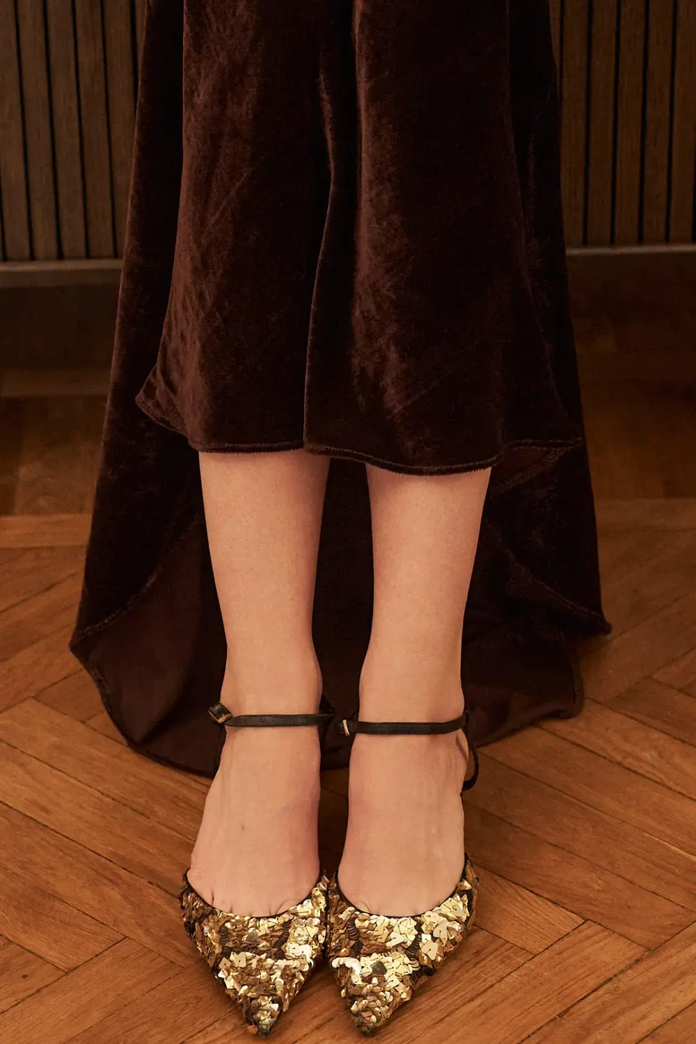 Бархатное платье с открытой спиной