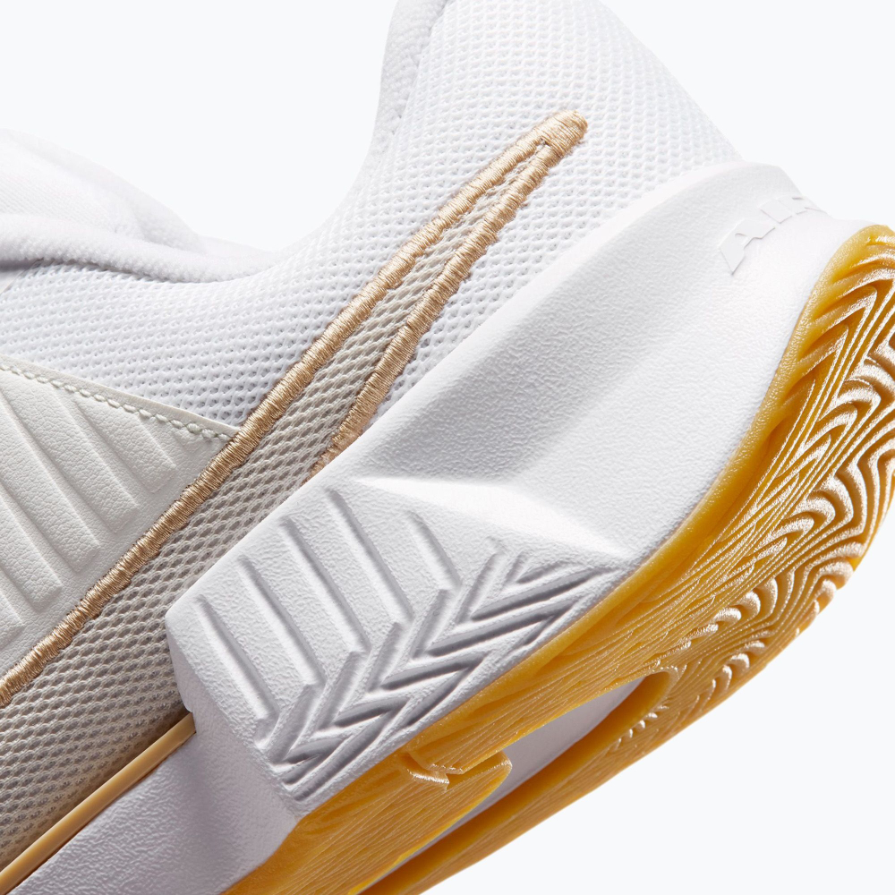 Женские Теннисные кроссовки Nike GP Challenge Pro white/summit white/linen/light orewood brown