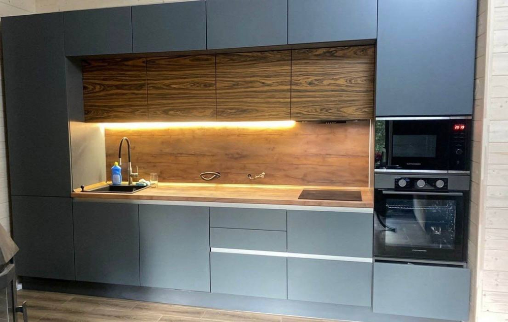 Современная кухня с матовой эмалью и натуральным шпоном