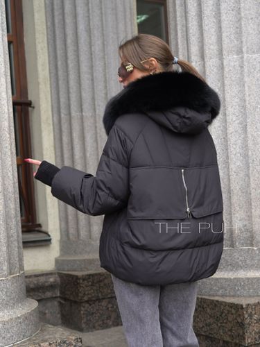 Черный женский пуховик с меховым воротником