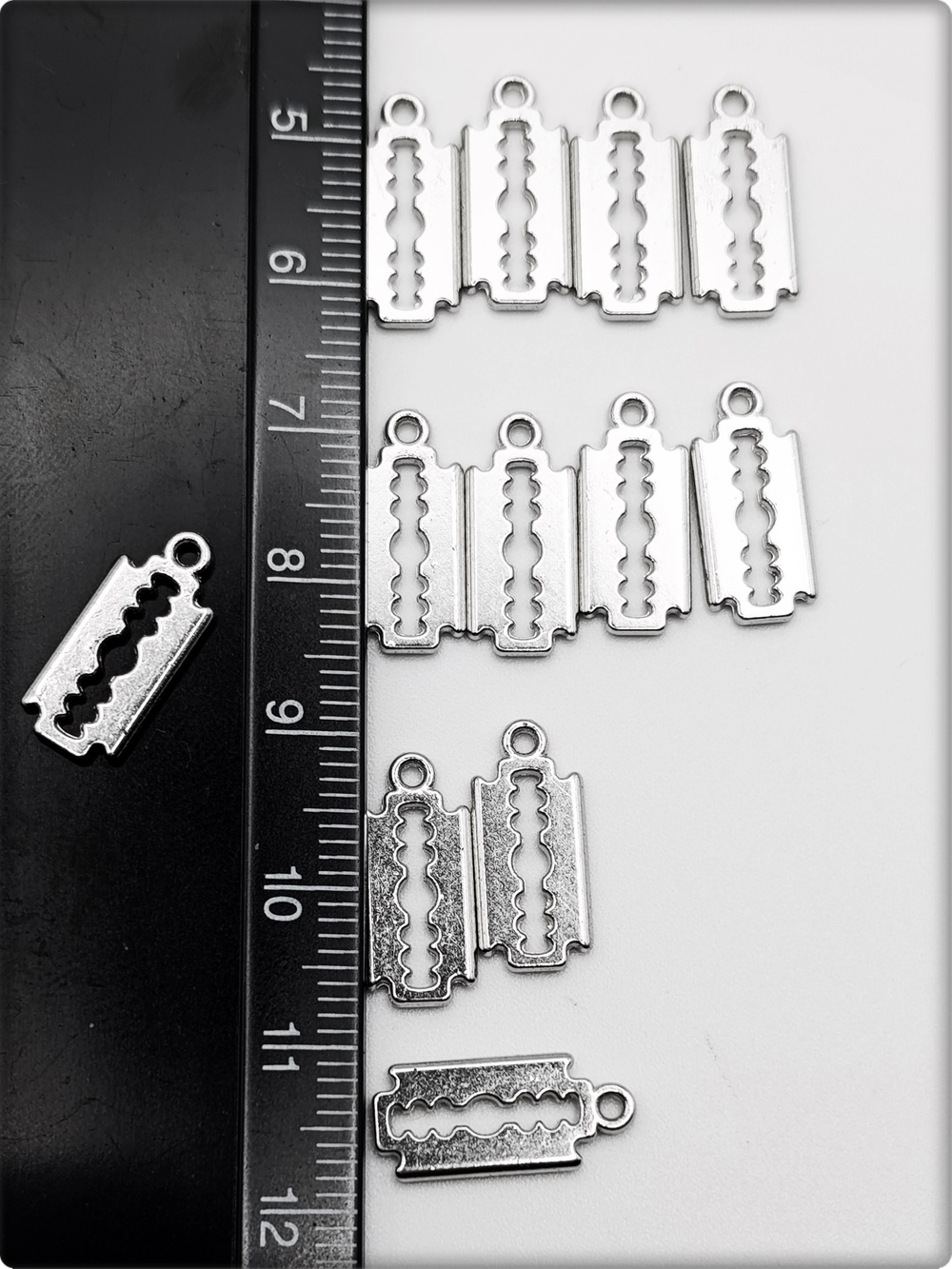 Подвески для рукоделия "Лезвия серебристые".