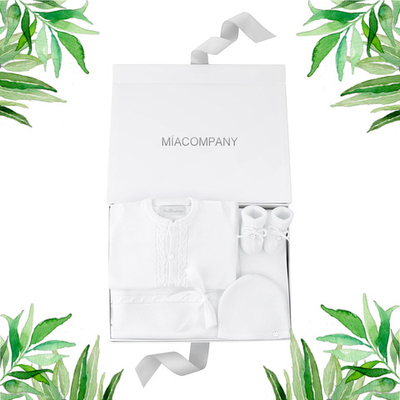 Подарочный набор на выписку из хлопка: плед, комбинезон с косами, шапочка и пинетки (Белый)