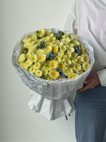 Букет из кустовой розы и оксипеталума