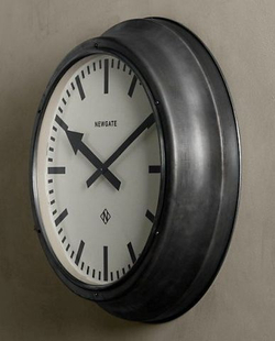 Часы настенные Restoration Hardware Дифрент малые США вид сбоку