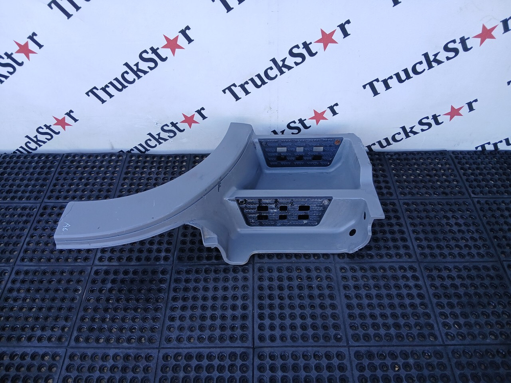 Корпус (дефект) подножек левый 2017г.