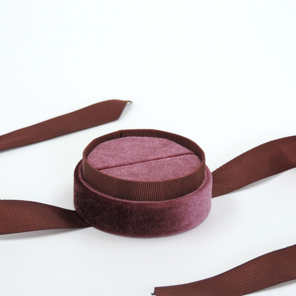 Футляр для колец и серёг с репсовой лентой по контуру.