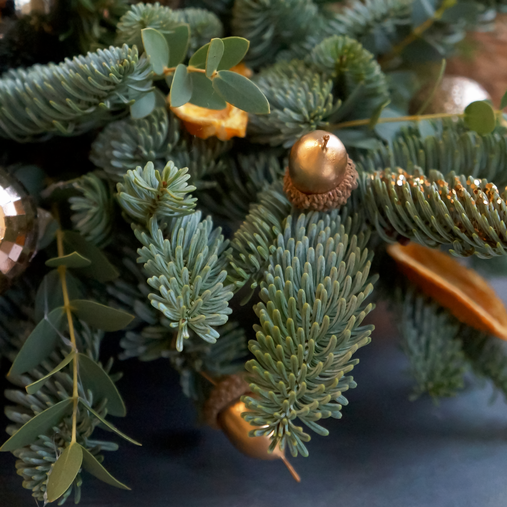 Композиция с фирменной свечой