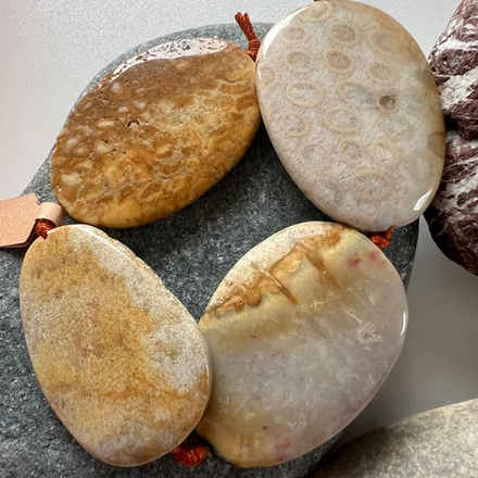 Коралл. Камни для изделий на заказ. Цена зависит от вида заказанного изделия