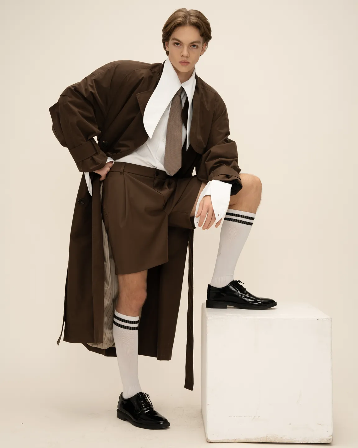 Коричневый тренч 