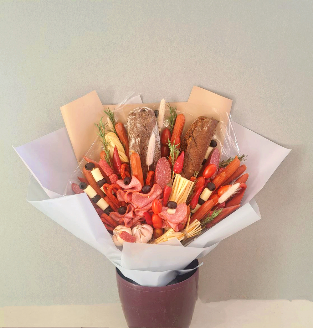 Съедобный букет с колбасками и сыром сулугуни