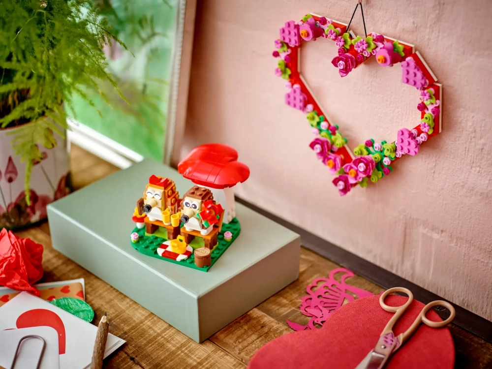 Конструктор LEGO 40711 Свидание на пикнике с ежиком