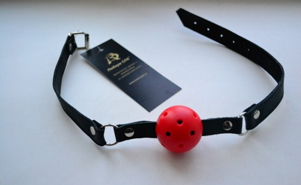 Кляп из пластика с перфорацией на кожаном ремешке (Цвет: черный, черный с красным)