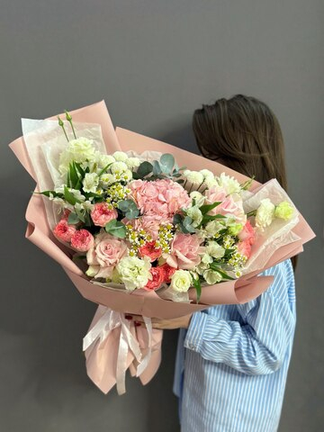 Авторский букет с розовой гортензией