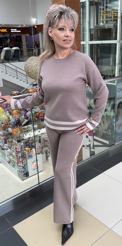 Трикотажный брючный костюм в цвете капучино