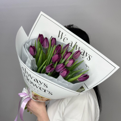 15 фиолетовых тюльпанов в стильной упаковке