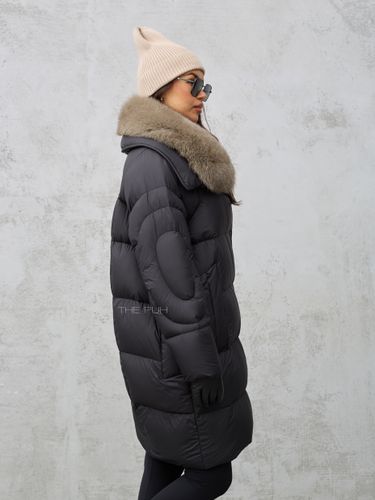 Удлиненный черный пуховик с меховым воротником