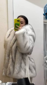 Женская шуба с кожаным ремнем