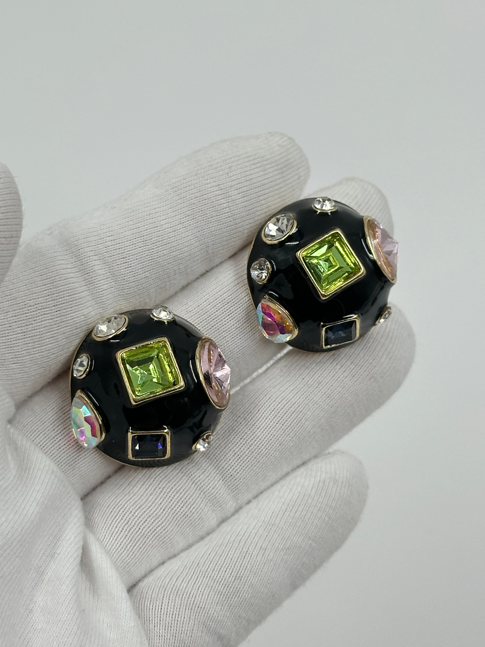 Серьги с чёрной эмалью и разноцветными кристаллами