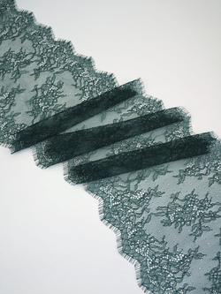 Кружево шантильи изумруд неэластичное ширина 22 см длина 1.45 м