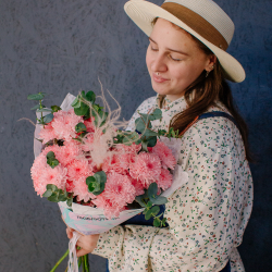 153. Нежный стойкий букет из кустовой хризантемы с эвкалиптом