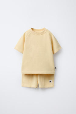 ZARA КОМПЛЕКТ ИЗ ФУТБОЛКИ И ШОРТ, ЖЕЛТЫЙ