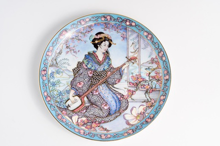 Коллекционная декоративная тарелка «Дева Цветущая слива» (Plum Blossom Maiden) из серии Flower Maiden