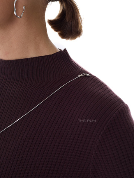 Трикотажное платье шоколадного цвета с кулоном