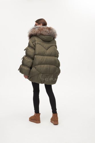 Объемный пуховик цвета хаки с мехом енота