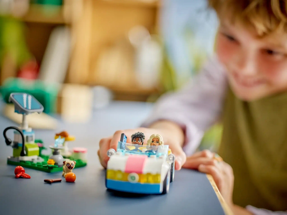 Конструктор LEGO Friends 42609 Электромобиль и зарядное устройство