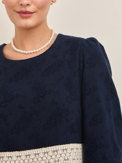 Платье с кружевными вставками