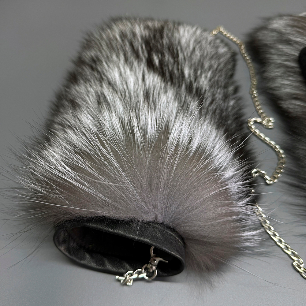 Варежки из меха чернобурки с отделкой из норки