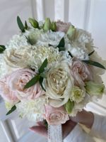 Свадебный букет из кустовых пионовидных роз, диантусов, лизиантуса и эвкалипта