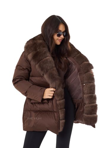 Коричневый пуховик с поясом и мехом песца
