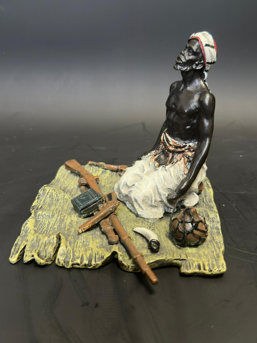 Бронзовая скульптура в стиле Венской бронзы «Торговец оружием»