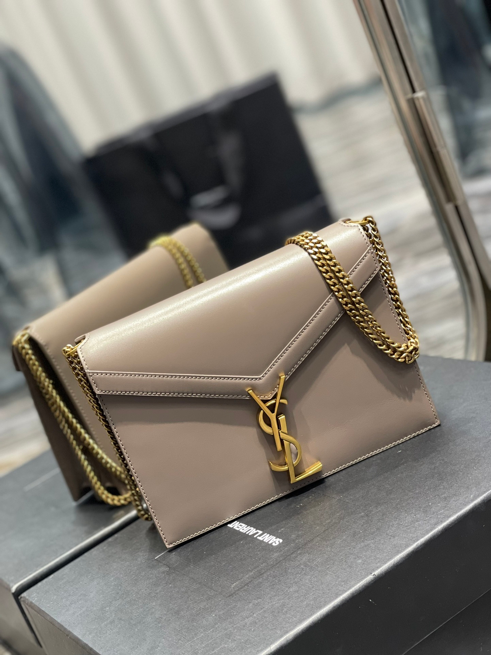 YSL Cassandra Medium 22 cm