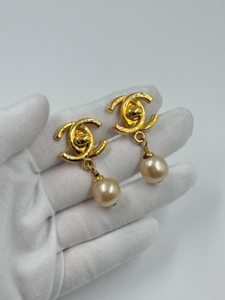 Клипсы с «жемчугом» и логотипом Chanel