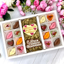 Шоколадный набор: "С Днем Святого Валентина. Люблю тебя до луны и обратно": шоколадка-сердце и 16 конфет ручной работы